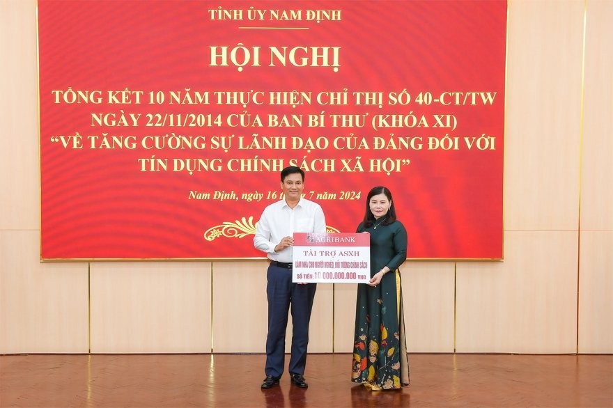 Dự hội nghị có đồng chí Uỷ viên BCH Trung ương Đảng Nguyễn Thị Hồng, Thống đốc Ngân hàng Nhà nước Việt Nam; đồng chí Phạm Gia Túc, Bí thư Tỉnh uỷ; đồng chí Phạm Đình Nghị, Phó Bí thư Tỉnh ủy, Chủ tịch UBND tỉnh cùng lãnh đạo các bộ ban ngành có liên quan. Về phía Agribank có đồng chí Phạm Toàn Vượng, Tổng Giám đốc và các lãnh đạo Agribank trên địa bàn cùng tham dự. Tại Hội nghị, các đại biểu đã nghe và thảo luận nội dung của báo cáo tổng kết 10 năm thực hiện Chỉ thị số 40 của Ban Bí thư trên địa bàn tỉnh Nam Định. Các đại biểu cho rằng, những năm qua dưới sự lãnh đạo của Tỉnh uỷ, HĐND, UBND tỉnh Nam Định cùng sự nỗ lực phấn đấu của các cấp, các ngành và nhân dân trong tỉnh, tình hình chính trị, xã hội tiếp tục ổn định, kinh tế phát triển. Năm 2023, kinh tế Nam Định đạt mức tăng trưởng 10,19% so với năm trước, cao nhất từ trước đến nay.Cùng với đó, các lĩnh vực văn hóa, xã hội, công tác an sinh xã hội đối với người có công, gia đình chính sách, hộ nghèo được thực hiện tốt, tỷ lệ hộ nghèo giảm dần qua các năm; công tác xây dựng nông thôn mới tiếp tục đạt được nhiều thành tựu. Đến nay, toàn tỉnh có 197/204 xã, thị trấn đạt chuẩn nông thôn mới nâng cao (đạt 96,6%) và 34/188 xã đạt chuẩn nông thôn mới kiểu mẫu (đạt 18%). Thực hiện Chỉ thị số 40 và Kết luận số 06 của Ban Bí thư Trung ương Đảng, Ban Thường vụ Tỉnh uỷ Nam Định đã lãnh đạo, chỉ đạo tổ chức triển khai thực hiện có hiệu quả các nội dung trong Chỉ thị số 40 . Sau 10 năm triển khai đã thu được những kết quả quan trọng, tạo chuyển biến tích cực trong việc triển khai tín dụng chính sách xã hội ở tất cả các cấp và tạo điều kiện thuận lợi để  chuyển tải nguồn vốn tín dụng chính sách đến người nghèo và các đối tượng chính sách khác, góp phần tích cực thực hiện mục tiêu quốc gia về giảm nghèo bền vững, xây dựng nông thôn mới và đảm bảo an sinh xã hội trên địa bàn tỉnh. Các cấp, các ban, ngành, đoàn thể đã nhận thức sâu sắc về vai trò, vị trí, tầm quan trọng của tín dụng chính sách xã hội trong việc thực hiện mục tiêu giảm nghèo, giải quyết việc làm, đảm bảo an sinh xã hội của địa phương. Từ đó, đã tập trung, tăng cường lãnh đạo, chỉ đạo đẩy mạnh tuyên truyền, phổ biến chính sách, pháp luật về tín dụng chính sách xã hội, đặc biệt là những chính sách mới đến các tầng lớp nhân dân biết để thực hiện và giám sát thực hiện ở địa phương, tạo điều kiện cho các đối tượng thụ hưởng có cơ hội tiếp cận nguồn vốn tín dụng chính sách vươn lên thoát nghèo bền vững. Phát biểu tại Hội nghị Đ/c Nguyễn Thị Hồng - Ủy viên Ban Chấp hành Trung ương Đảng, Thống đốc NHNN nhấn mạnh, Đảng và Nhà nước ta luôn xác định công tác giảm nghèo bền vững là một chủ trương lớn, quan trọng, nhất quán và xuyên suốt trong công cuộc xây dựng và phát triển đất nước. Ban Bí thư Trung ương Đảng đã ban hành Chỉ thị số 40 về tăng cường sự lãnh đạo của Đảng đối với tín dụng chính sách xã hội. Đây là một Chỉ thị quan trọng, thể hiện sự quan tâm của Đảng, sự quyết tâm của cả hệ thống chính trị đối với hoạt động tín dụng chính sách xã hội – một kênh tín dụng giúp hộ nghèo, hộ cận nghèo và các đối tượng chính sách khác vươn lên trong cuộc sống.